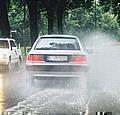 Aquaplaning - Reifen sollten mehr Profil haben als gefordert. Foto: Auto-Reporter